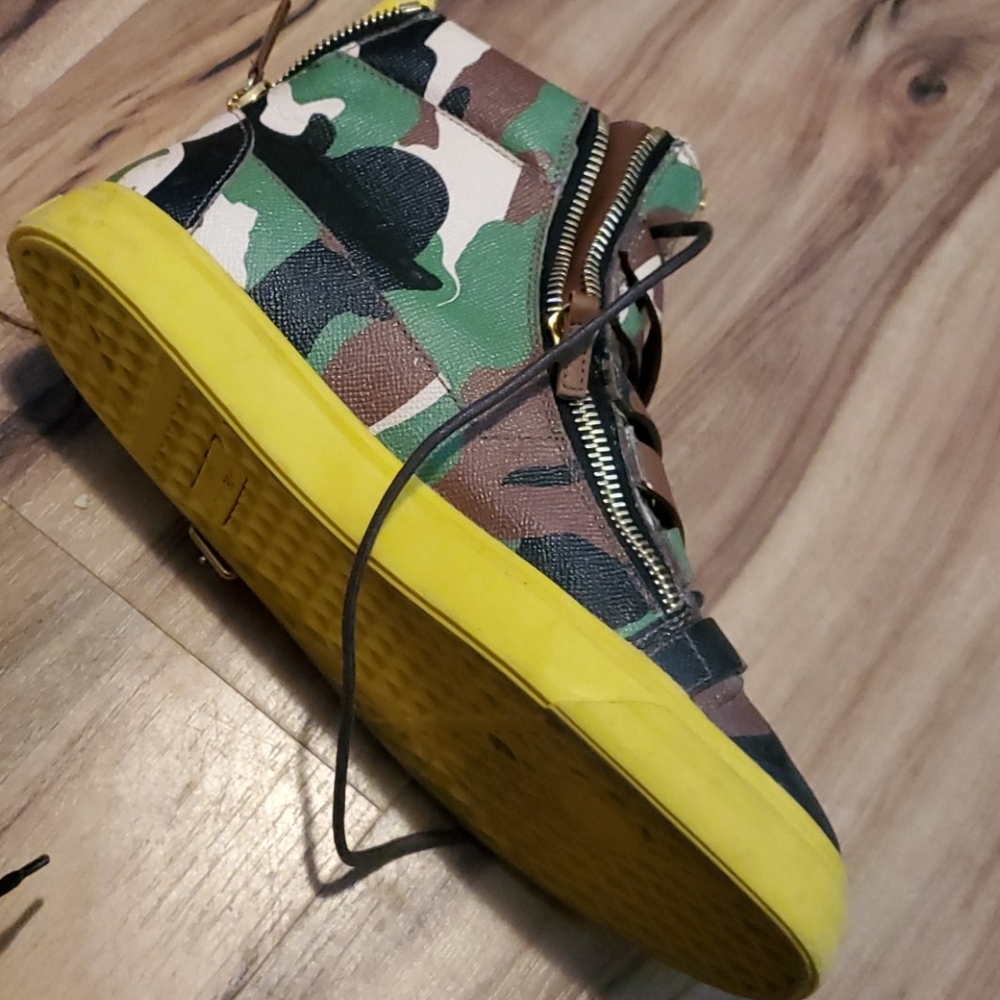 Shoe